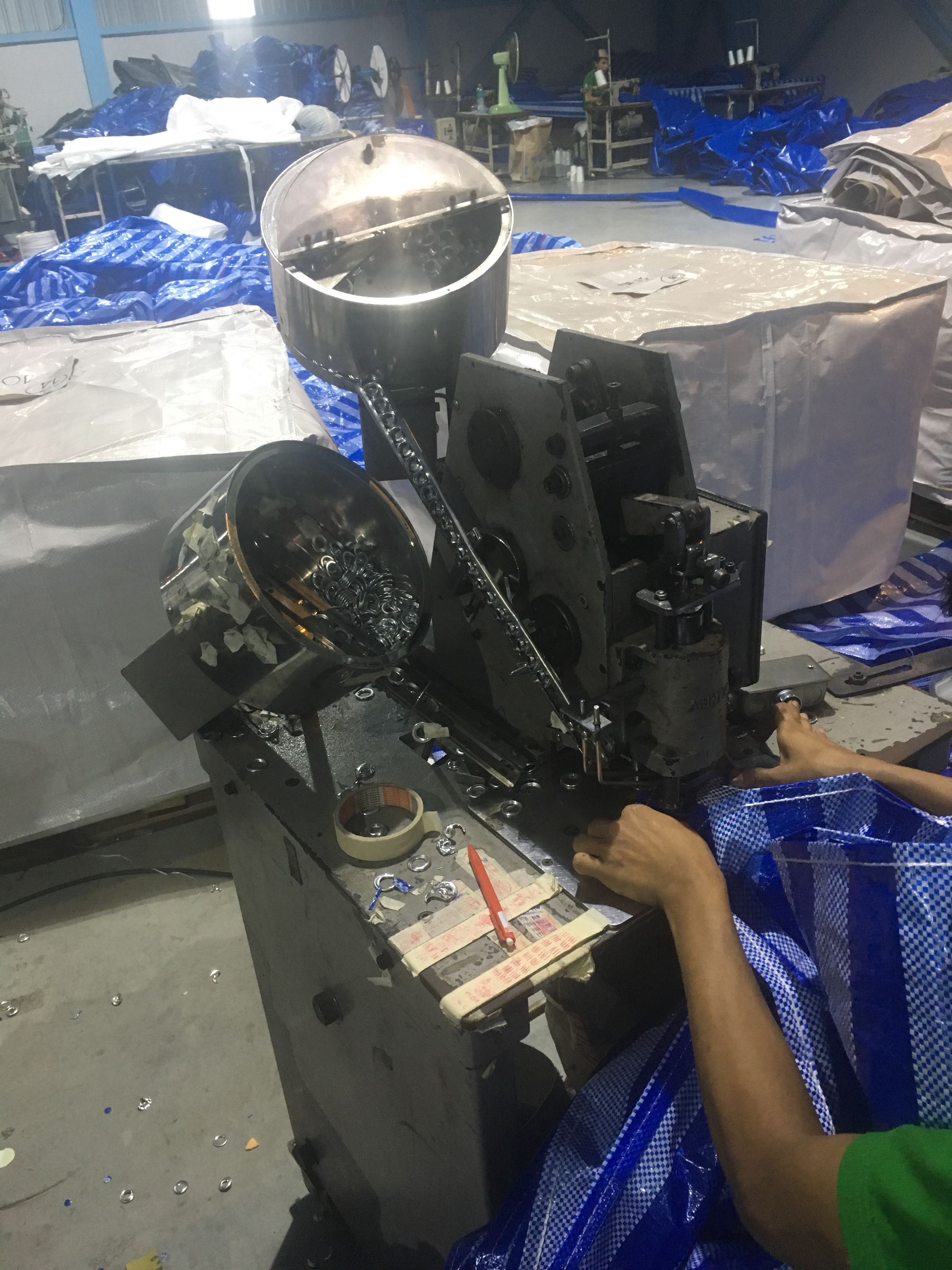 鑫瑞德全自動(dòng)裁布打扣機(jī)